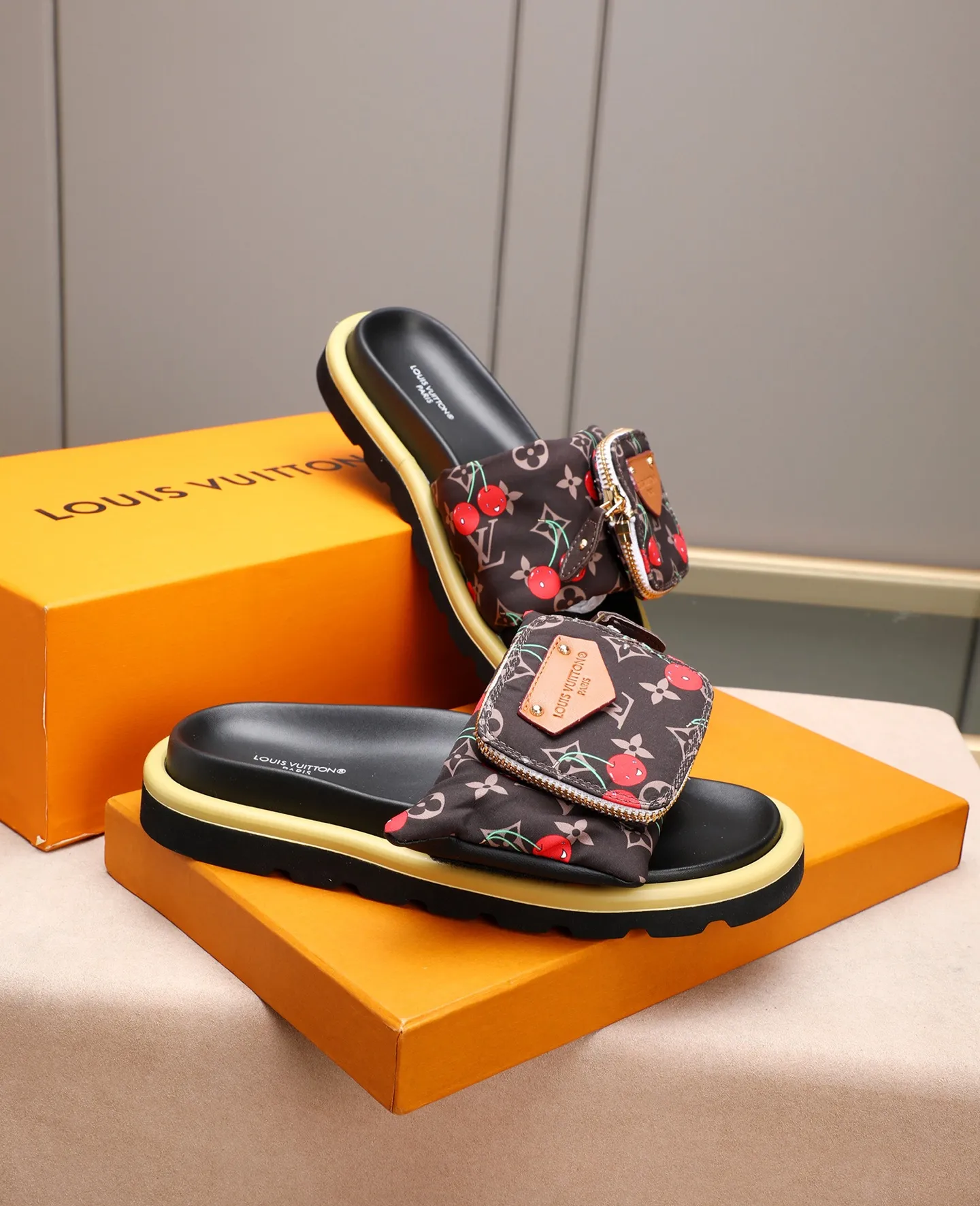 PP400 couple model with drawer box [LOUIS VUITTON] Louis Vuitton, the latest LV official website printed wallet and men's and women's slippers🔥🔥🔥 are now on the market. The drawer box is packed with cloth bags and cards. The upper pattern looks very soft and waxy, and it is a super versatile leg slimming tool. Fabric: Imported denim/down silk cotton embossed, official website pattern printing, lining: water-dyed sheepskin down filling, comfortable to wear, feet: high elastic PU water table. Sole: foam sole, heel height: about 5cm. Size 35-46, 35, 45 and 46 are custom-made and cannot be returned or exchanged. Color: multiple colors available.